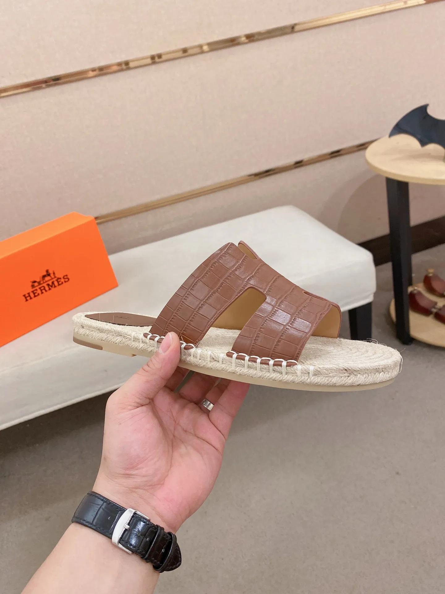 Factory price: 340💰high-end version. "HERMES" Hermès 💁♂️Men's casual slippers, compare the quality at the counter🧚🏿♂️ The upper is made of cowhide leather 🐊crocodile pattern workmanship, purely hand-drawn, raw rubber breathable and non-slip outsole, the inner is breathable and comfortable lambskin, the density is 100% comfortable, the original rubber outsole is wear-resistant and has a code number of 38-44. Can be customized 45-46-47💥🏆